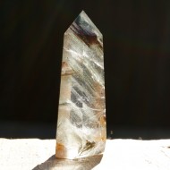 Křišťálový obelisk se zelenými fantomy a lodolitem