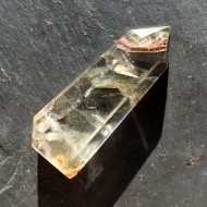 Křišťálový obelisk se zelenými fantomy a lodolitem