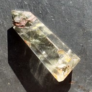Křišťálový obelisk se zelenými fantomy a lodolitem