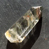 Křišťálový obelisk se zelenými fantomy a lodolitem