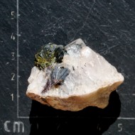 Křišťál s turmalínem surový