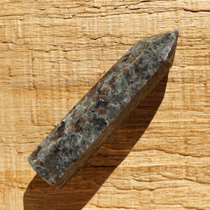 Sodalit yooperlit obelisk