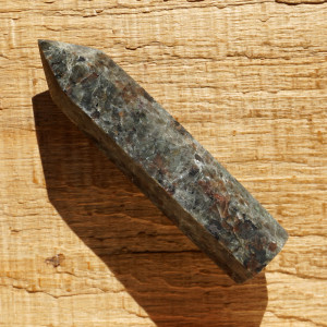 Sodalit yooperlit obelisk