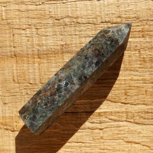 Sodalit yooperlit obelisk