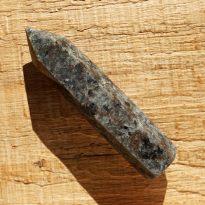 Sodalit yooperlit obelisk