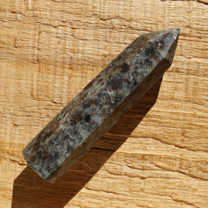 Sodalit yooperlit obelisk