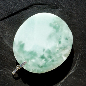 Larimar - přívěsek glyptika