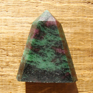 Rubín v zoisitu obelisk