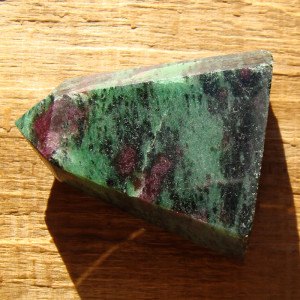 Rubín v zoisitu obelisk