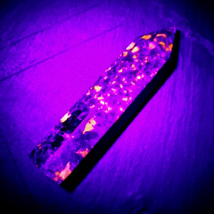 Sodalit yooperlit obelisk