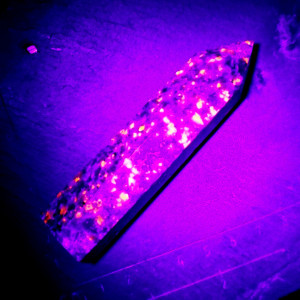 Sodalit yooperlit obelisk