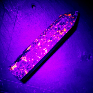 Sodalit yooperlit obelisk