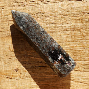 Sodalit yooperlit obelisk