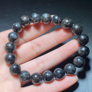 Arfvedsonit s granátem  náramek