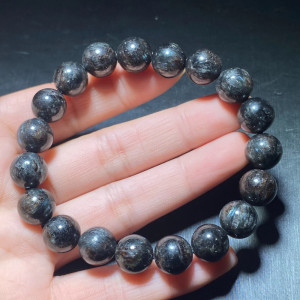 Arfvedsonit s granátem  náramek