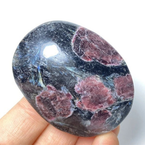 Arfvedsonit s granátem hmatka