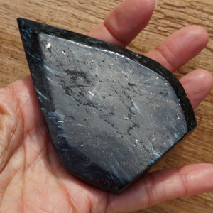 Arfvedsonit s granátem - kapka