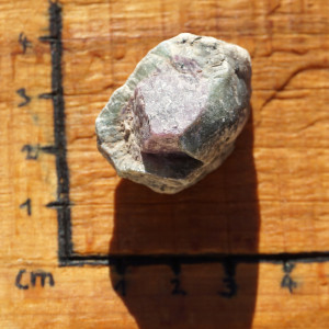 Rubín v zoisitu surový