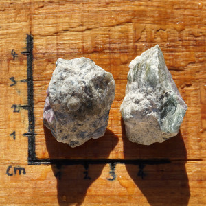 Rubín v zoisitu surový