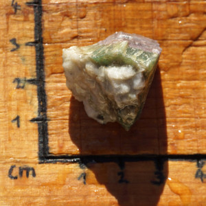 Rubín v zoisitu surový