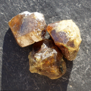 Zelený granát se sagenitem