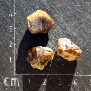 Zelený granát se sagenitem