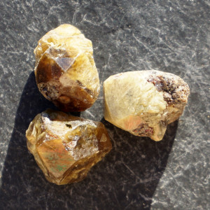 Zelený granát se sagenitem