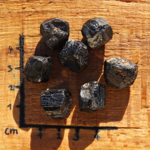 Turmalín černý surový